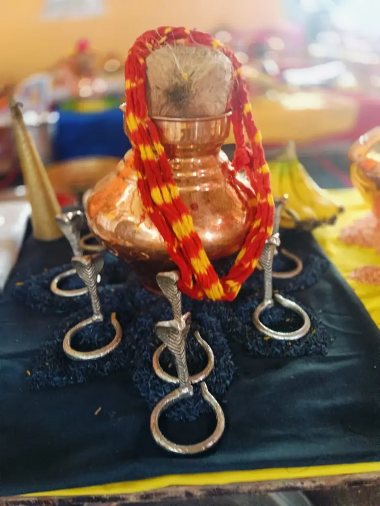 कालसर्प पूजा में चांदी के नाग-नागिन और कलश